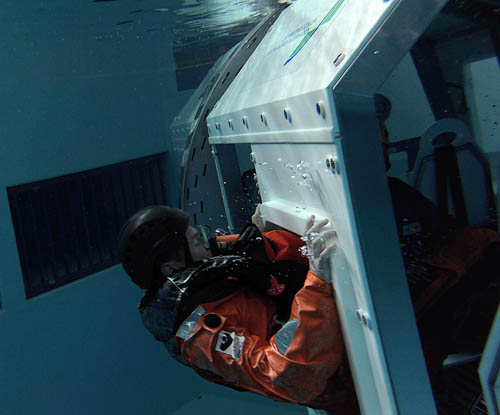 Exiting the helicopter underwater escape trainer. Photocredit: Deutsche WindGuard