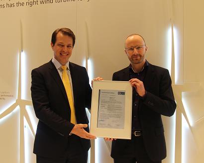 From left to right: Andreas Schroeter, Director of Renewables Certification, DNV GL, hands the certificate over to Trond Rinbol Bitsch, Product Manager, Siemens Wind Power.