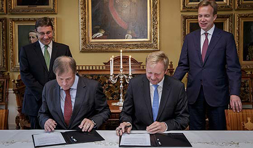 Sitting left-right: CTCN Director Jukka Uosukainen and DNV GL Chief Sustainability Officer Bjørn K. Haugland, seen here signing the strategic partnership agreement. Standing left-right, UNEP Executive Director Achim Steiner and the Norwegian Minister of Foreign Affairs, Børge Brende.