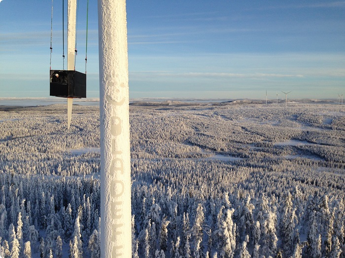 A Bladefence crew constructed the enclosure to repair a blade damaged by fire. The five-day winter repair was necessary because replacement blades were no longer available.