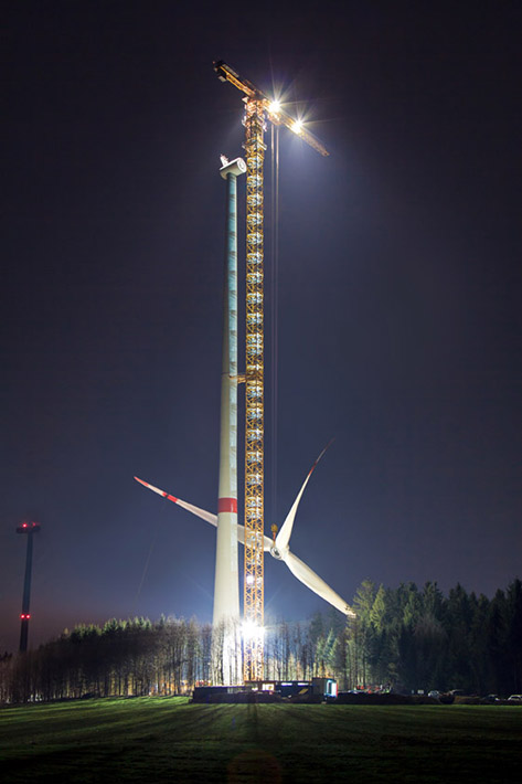 Liebherr 1000 EC-B 125 Litronic lifting rotor star (diameter: 113 m/ weight:~ 70 tons) to the tower of the wind turbine (height of 142.5 m).
