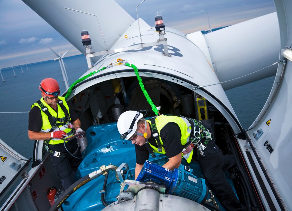 Siemens hat im Projekt Lillgrund 48 Windenergieanlagen des Typs SWT-2.3-93 mit einer Leistung von jeweils 2,3 Megawatt (MW) installiert. Der Windpark mit einer Gesamtleistung von 110 Megawatt wird vom schwedischen Energieversorger Vattenfall betrieben und wurde im Juni 2008 offiziell in Betrieb genommen. Er produziert genug Strom, um 60.000 schwedische Haushalte zu versorgen. Zwei Siemens-Servicemitarbeiter bei ihrer Arbeit in der Gondel einer Windenergieanlage des schwedischen Offshore-Windparks Lillgrund. The Lillgrund project saw Siemens install 48 wind turbines of model SWT-2.3-93, each with a capacity of 2.3 megawatts (MW). The wind farm, with a total power of 110 megawatts, is operated by Vattenfall, a Swedish energy supplier, and officially came on line in June 2008. It produces sufficient electricity to supply 60,000 Swedish households. Two Siemens service engineers working in the gondola of a wind turbine at Swedens Lillgrund offshore wind farm.
