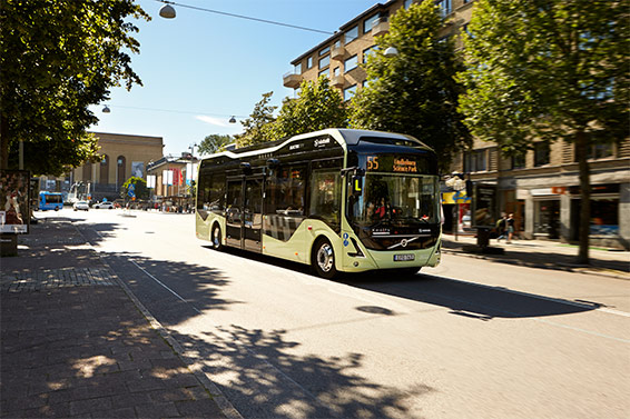 A city with half a million inhabitants would save about $12 million/yr if the city’s buses ran on electricity, like this one, instead of diesel. 