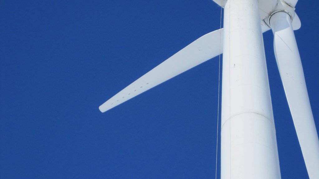 The Zone 750 kW test turbine worked for several years with Frontier Wind's Gustbuster.