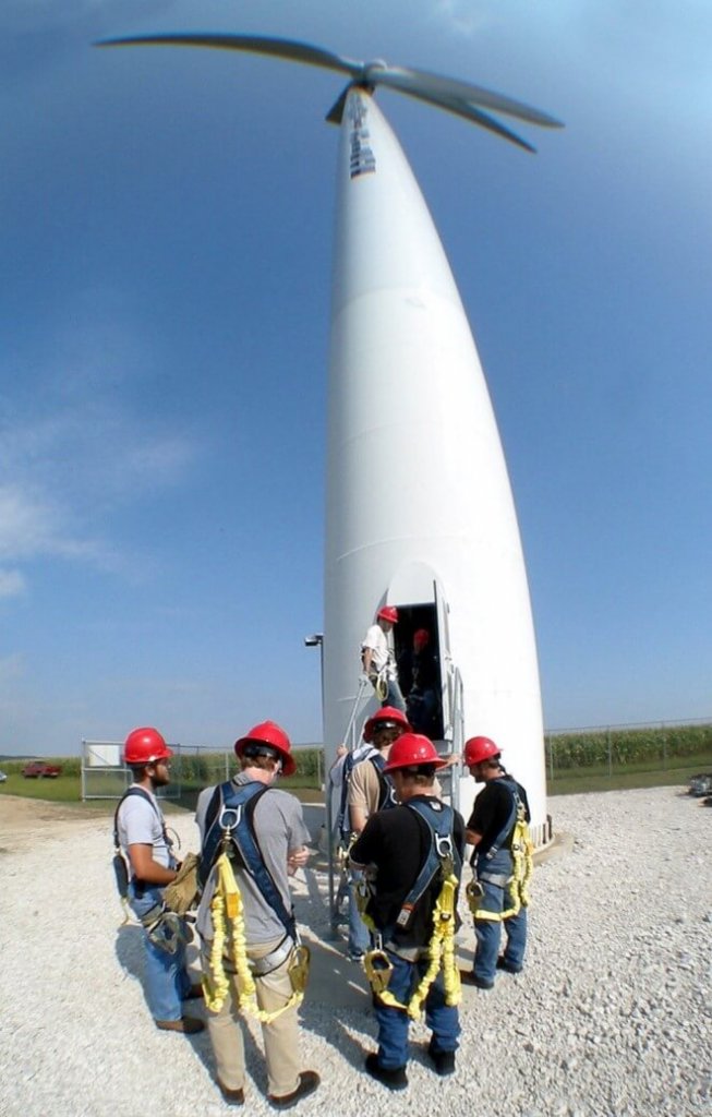 Field experience Students enrolled in Iowa Lakes’ Wind Energy & Turbine Technology train with industry experts on a two-megawatt turbine and are expected to deal with real-life situations where they must routinely plan for and incorporate dropped-object prevention. 