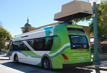 The electric buses under study—Proterra EcoRide BE35 transit buses with eight 368V lithium-titanate battery packs offering 88kWh of energy—can be completely charged in less than 10 minutes via two 500kW fast chargers.