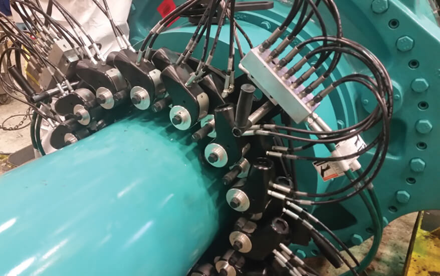One plus for hydraulic tools is that they can, thanks to the custom rig designed by HYTORC engineers, tighten all the bolts on a mainshaft at one time.