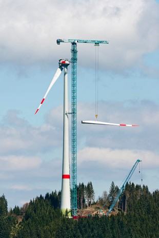 The Liebherr 1000 EC-B 125 Litronic tower crane erecting the ENERCON wind turbine.