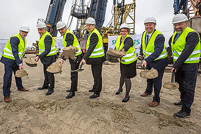 Energetic and full of swing united at the groundbreaking spade: (f.l.t.r): Günter Willbold, Head of Siemens Real Estate Germany, Ulrich Getsch, Mayor of Cuxhaven, Markus Tacke, CEO Division Wind Power and Renewables, Enak Ferlemann, Parliamentary State Secretary, Daniela Behrens, Secretary of State in the Lower Saxony Ministry of Economics, Uwe Santjer, member of Lower Saxony’s parliament and Hans-Joachim Stietzel, Head of the agency for the economic development of the City of Cuxhaven.