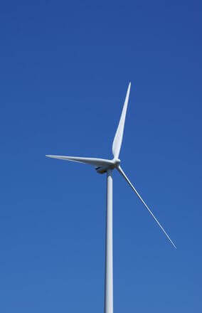 the JAMR system presumably uses a conventional turbine to drive a reverse osmosis module. filter. About 2.4 kWh can process 2,000 lb of seawater.