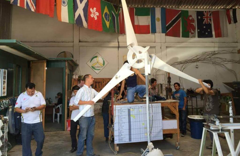 WindAid workers are balancing a 2.5-kW turbine in the Trujillo workshop.
