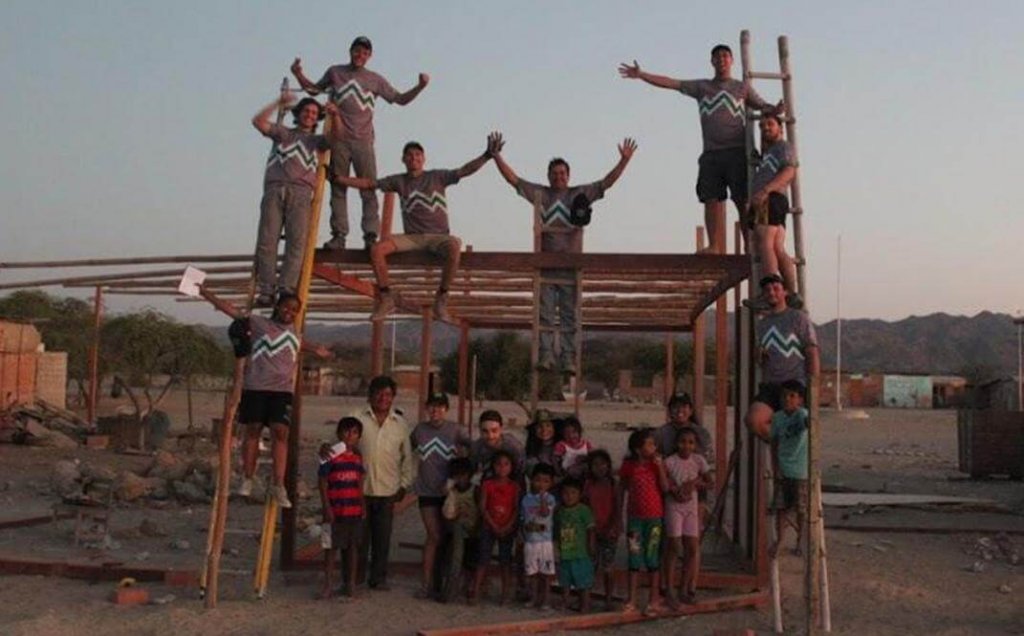 It's more than a photo-op. WindAid team and Playa Blanca friends are testing the strength of the Wind Workshop structure.