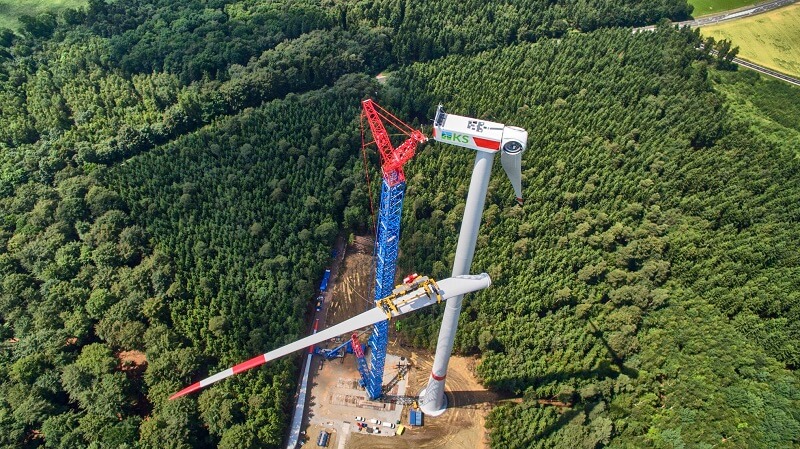 The new-generation rotor blade lifters demonstrate a number of innovative features: 180-degree blade gripping, adaptability to different blade sizes and an increased load-carrying capacity of up to 16 tons