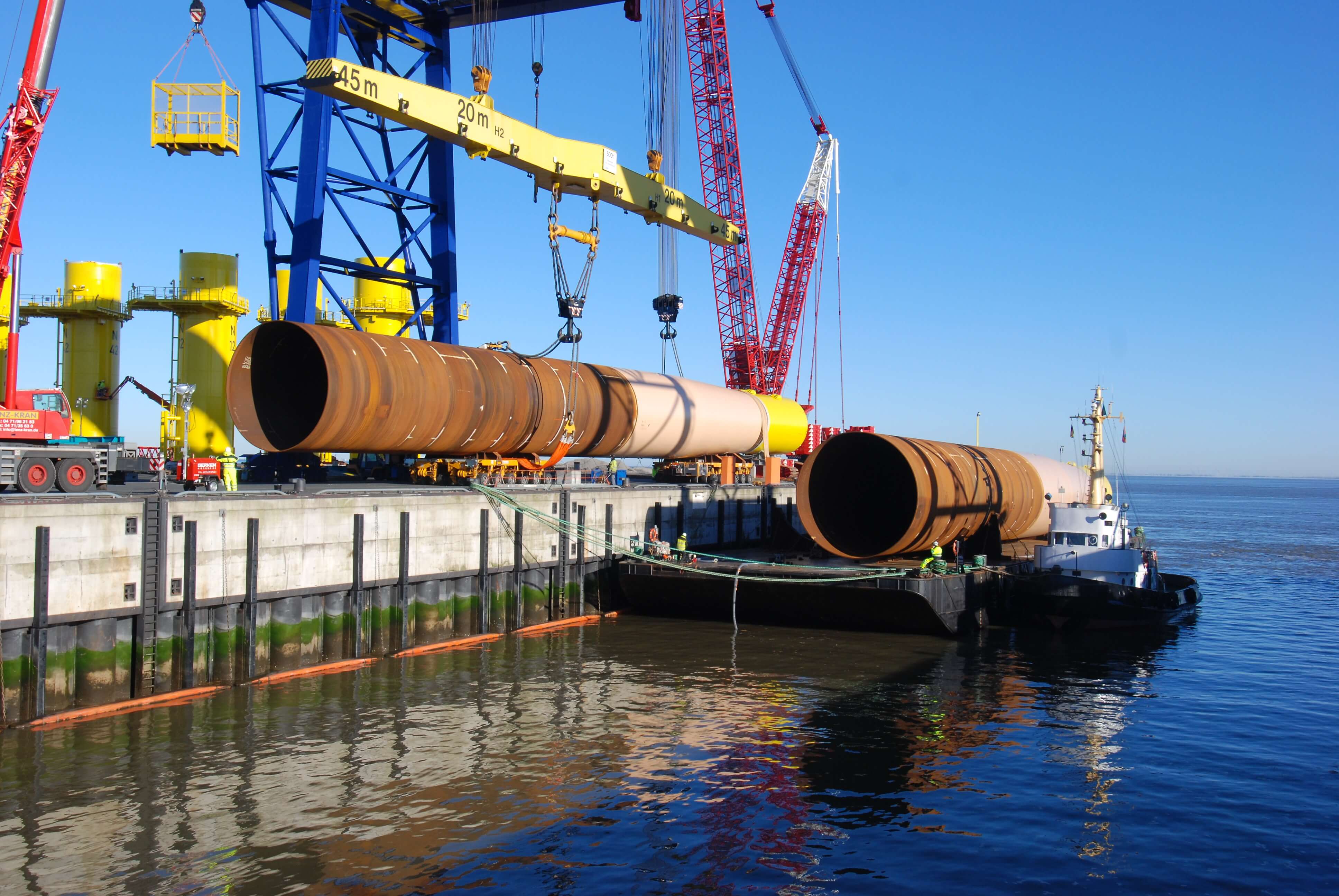 The Modulift beam was used as an inverted spreader, owing to the two pick points above it and the need to bring the slings together in one point. Picture copyright Cuxport GmbH