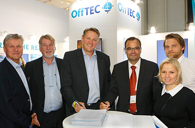 Left to right: OffTEC’s managers Klaus Loesmann, Andreas Rauschelbach and Marten Jensen, signing the agreement with Markus Tacke, CEO of Siemens’ Wind Power and Renewables Division, and marketing experts Dominic Voss and Eileen Jörs.