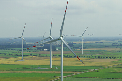 Weitere 28 getriebelose Windenergieanlagen wie die abgebildete SWT-3.0-113 installiert Siemens in fünf Projekten in Niedersachen und Schleswig-Holstein. Siemens is erecting 28 more gearless wind turbines, such as the model SWT-3.0-113 unit shown here, at five projects in Lower Saxony and Schleswig-Holstein.