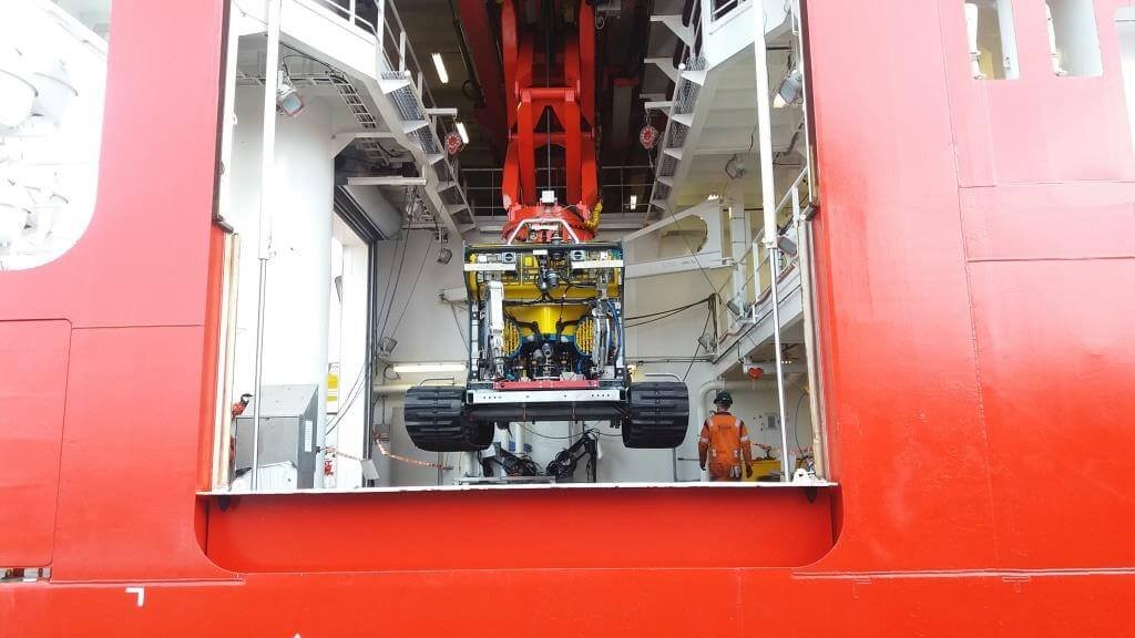 Fugro's high-performance Q1400 trenching system can uniquely transfer from jetting to cutting modes while at sea, avoiding the need to return to port for system changes.