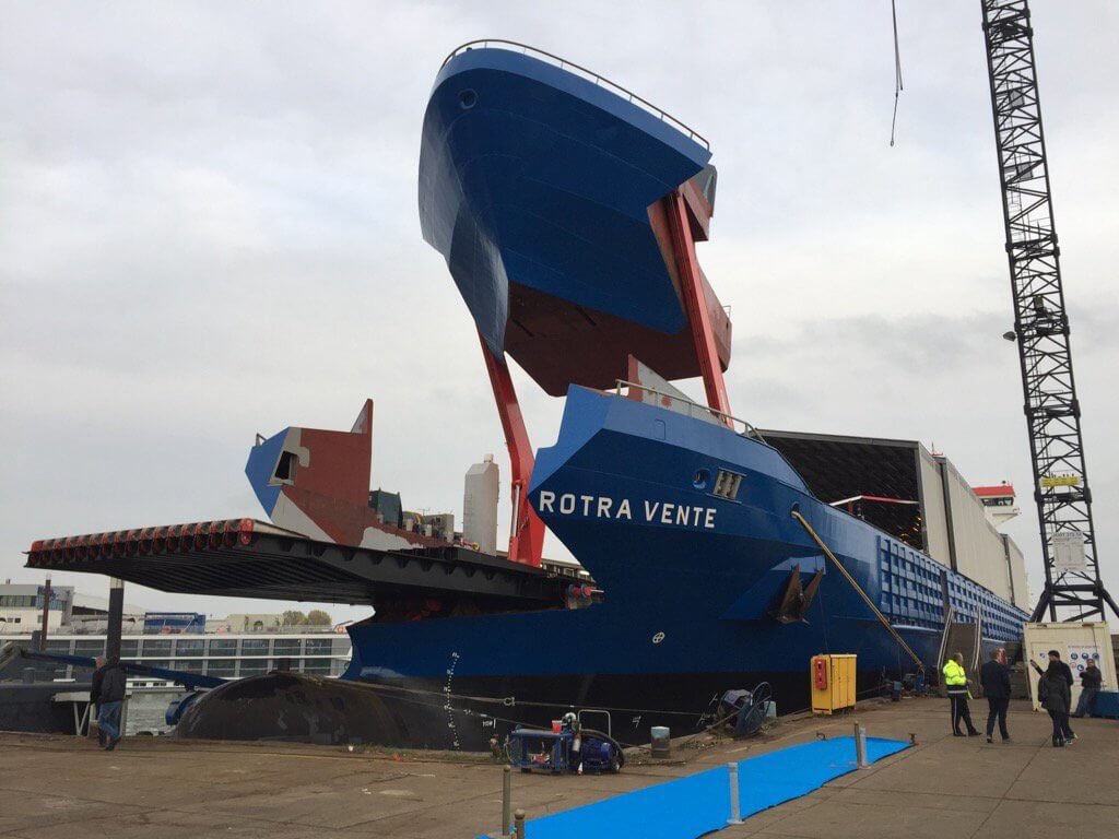 Rotra Vente is 141 meters long and 20 meters wide, with a specially developed bow and extendable ramp that are controlled by hydraulic systems. The vessel’s “roll on/roll off” feature makes it possible to drive cargo to and from the cargo deck, enabling a more cost-effective operation.
