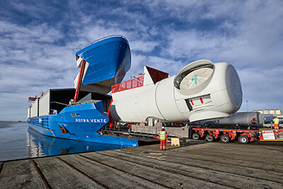 The new transport vessel is 141 meters long and will transport multiple Siemens 8-megawatt nacelles per trip. For Ro-Ro loading, a large bow door can be opened. A telescopic roof protects the nacelles from salty seawater spray and can be slid away for optional lift-on loading