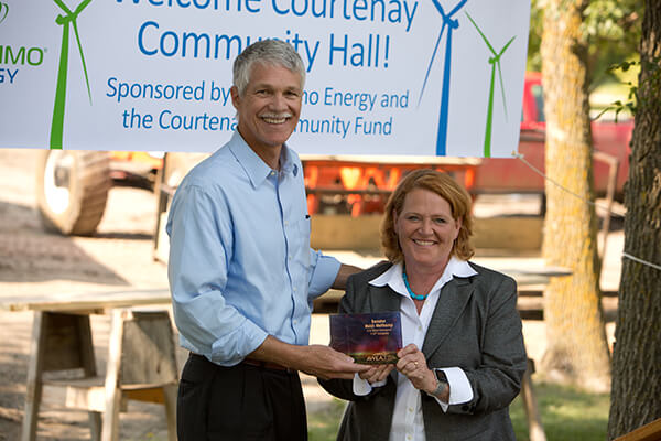 CEO Tom Kiernan awards North Dakota Senator Heidi Heitkamp