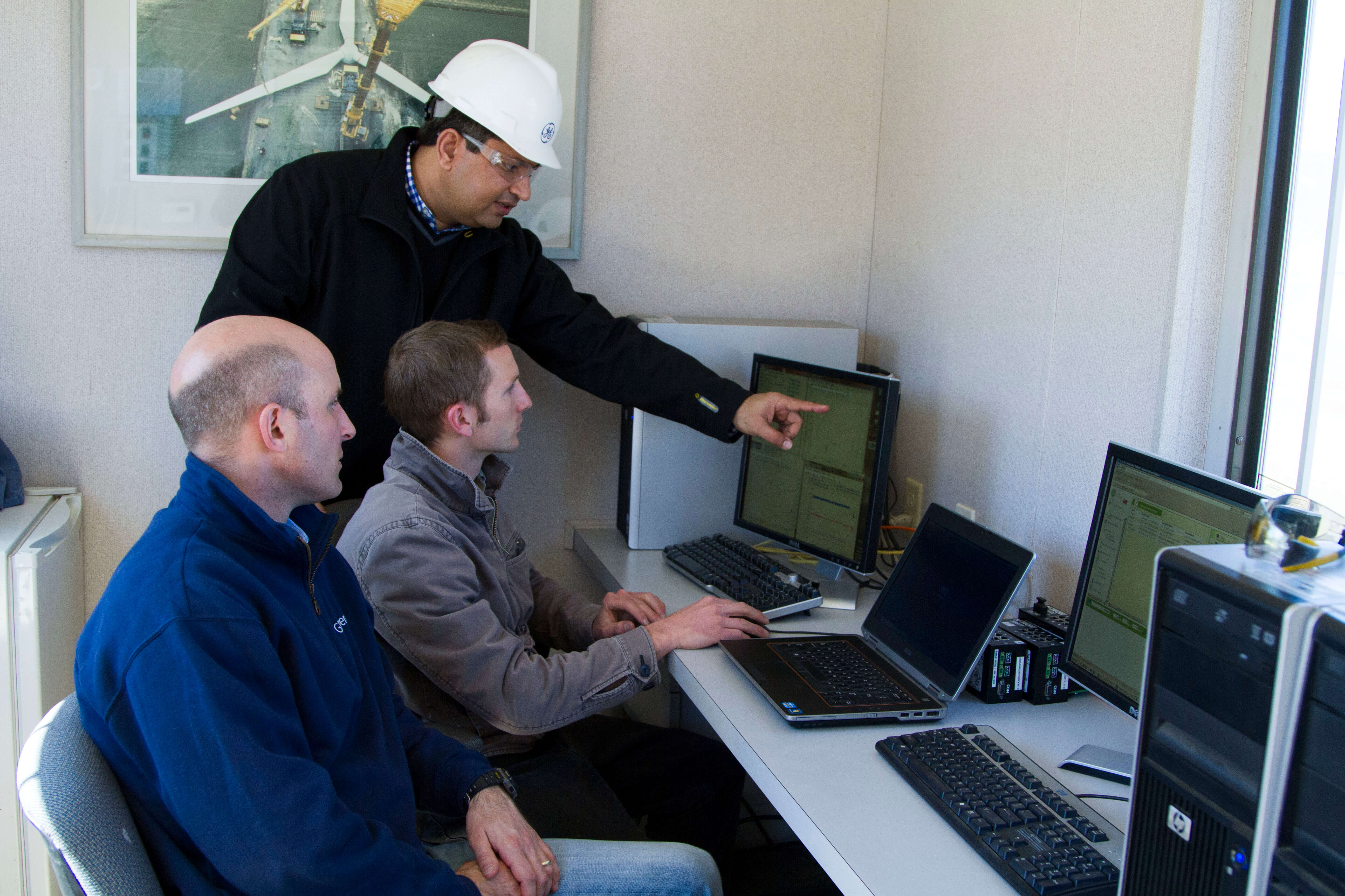 GE Services field technicians and a wind operations team work together to optimize turbine operations at a project site in Tehachapi, California. 