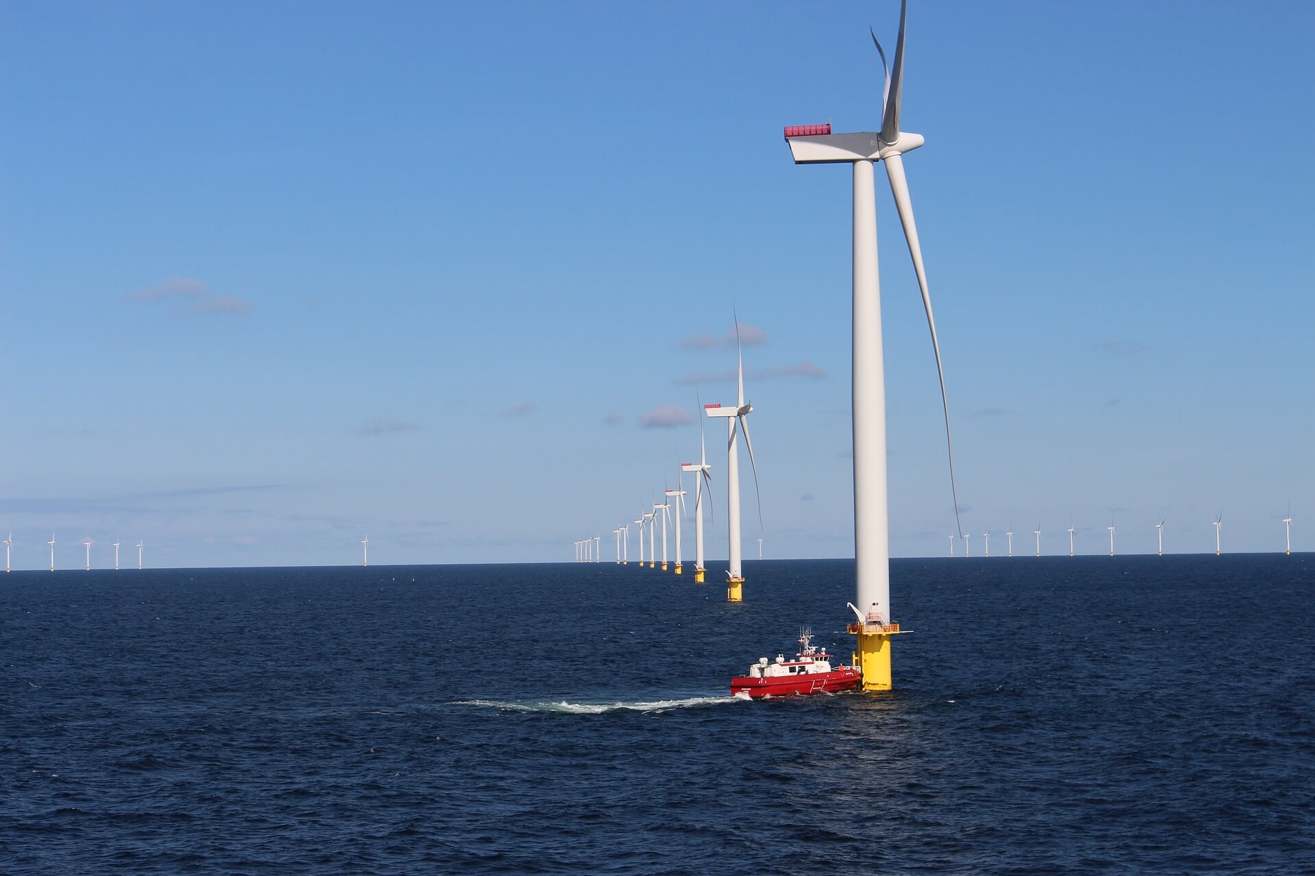 According to the Department of Energy, the U.S. offshore wind project pipeline in the United States has reached a total of 25,464 MW of capacity across 13 states, including the 30 MW Block Island Wind Farm off the coast of Rhode Island.