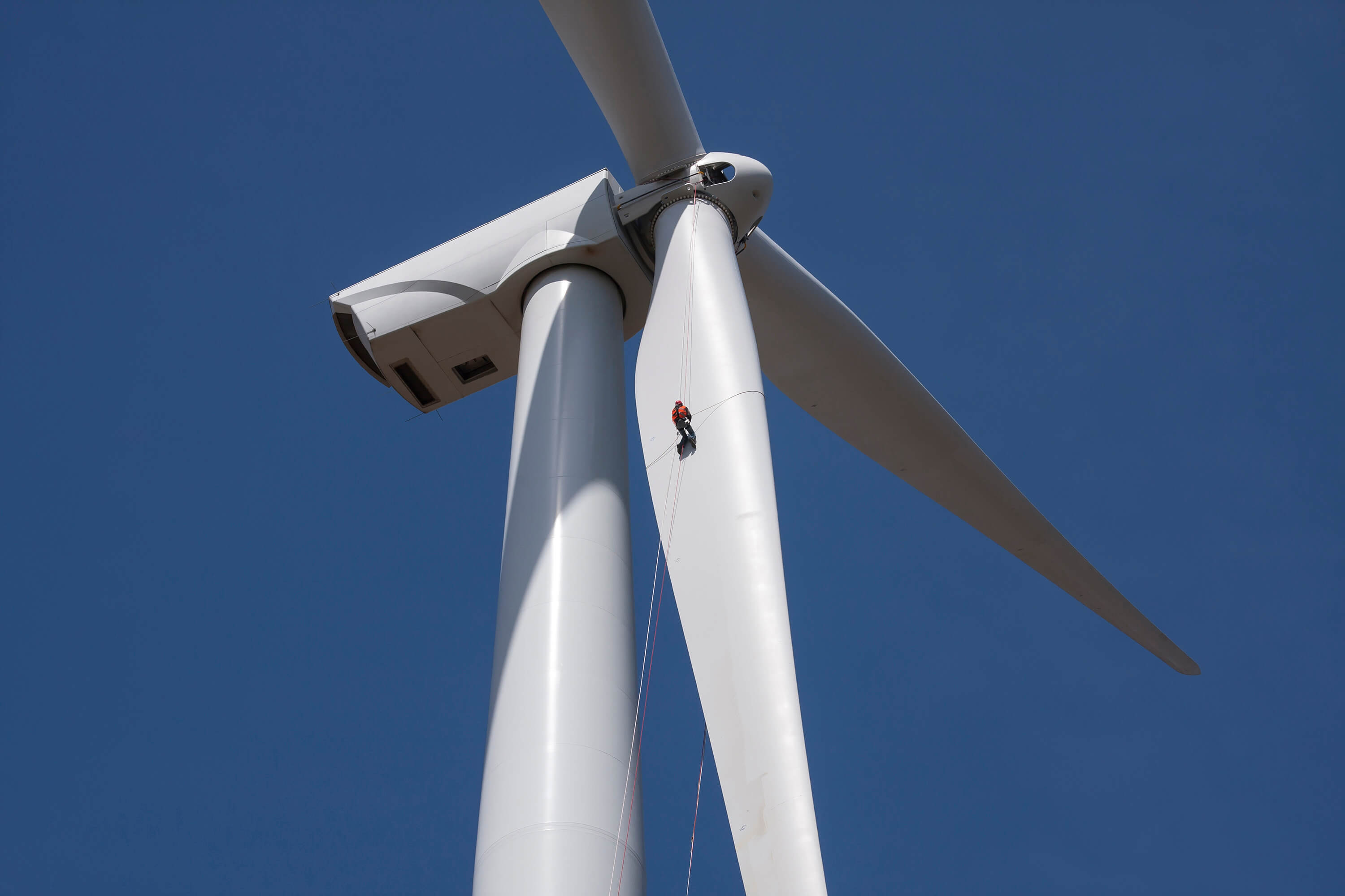 The effectiveness of fall-protection gear, no matter how durable or reliable, is at risk when workers fail to use it correctly. That’s why contractors or wind operators should enlist a training program to ensure technicians working at height use equipment properly and safely.