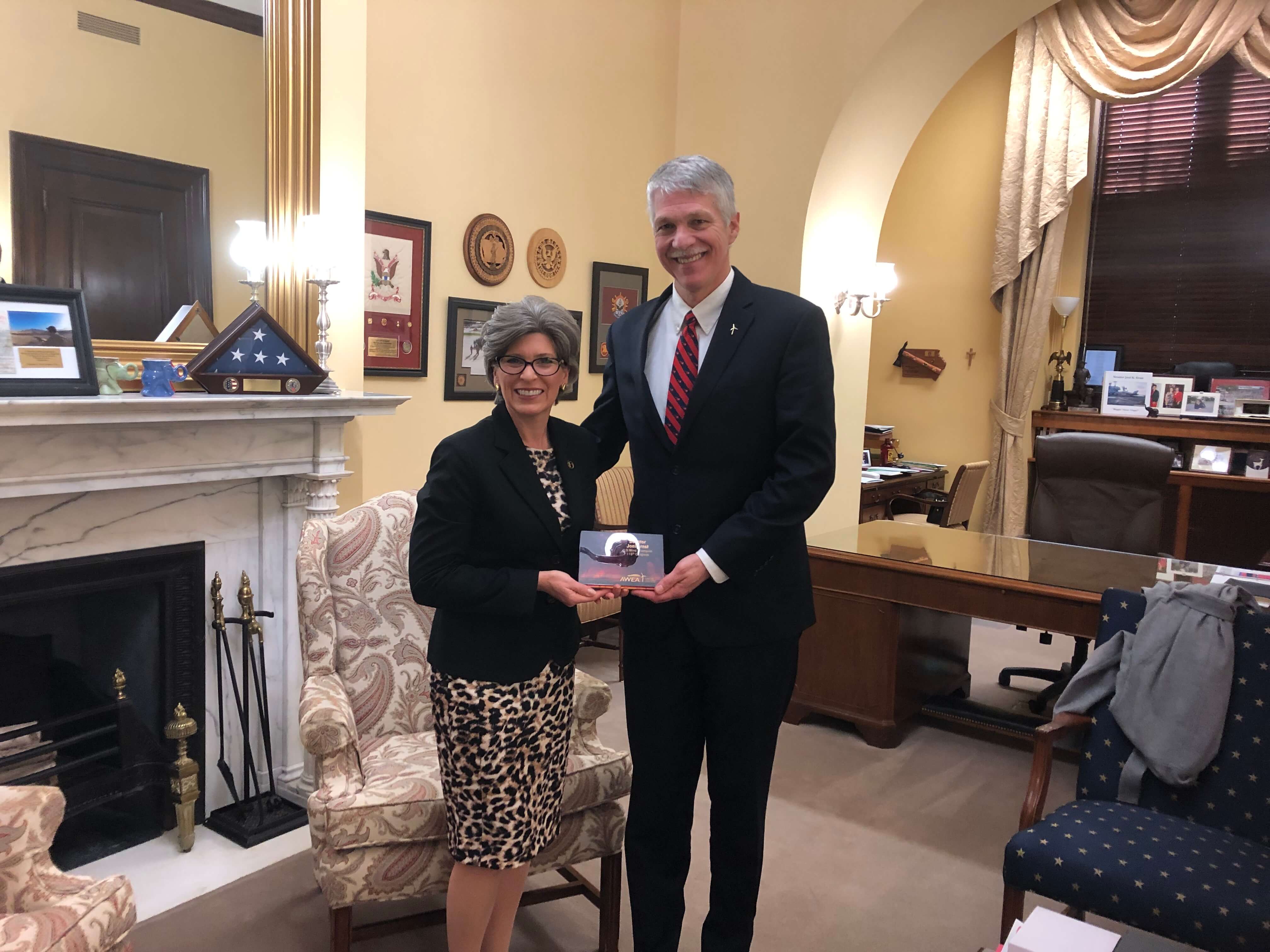 Tom Kiernan, CEO of AWEA awards the U.S. Wind Champion Award to Senator Joni Ernst (R-IA)